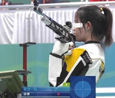 中国射击名将夺得金牌，雄赳赳气昂昂