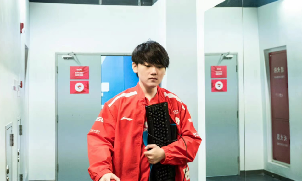  TheShy迎来十五赛季高光表现，切尔西球迷沸腾！